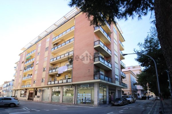 locale commerciale in vendita a Porto San Giorgio