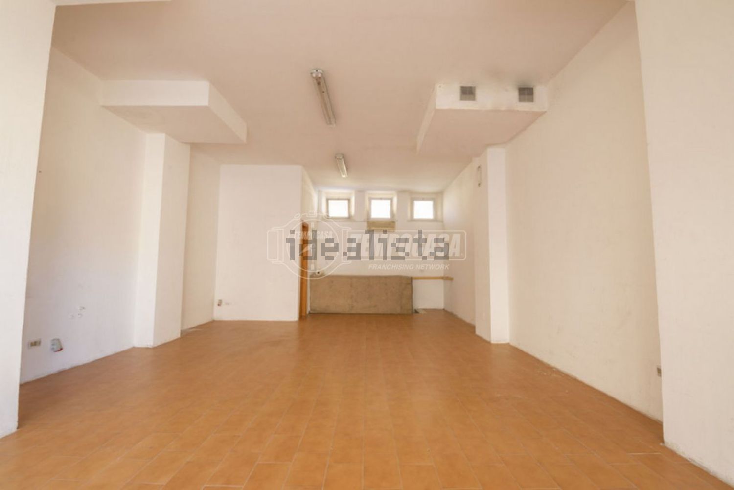 locale commerciale in vendita a Porto Sant'Elpidio