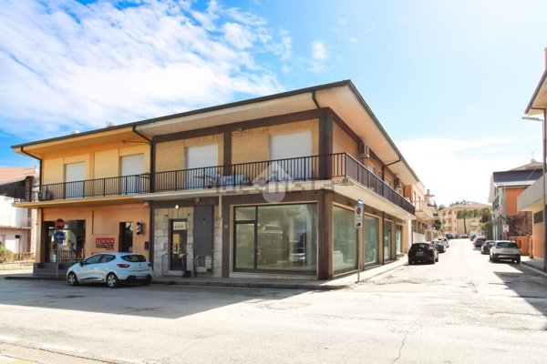 locale commerciale in vendita a Porto Sant'Elpidio