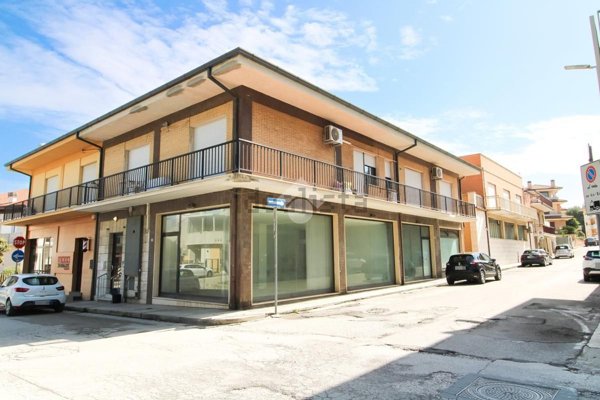 locale commerciale in vendita a Porto Sant'Elpidio