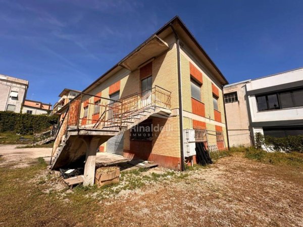 locale commerciale in vendita a Porto Sant'Elpidio