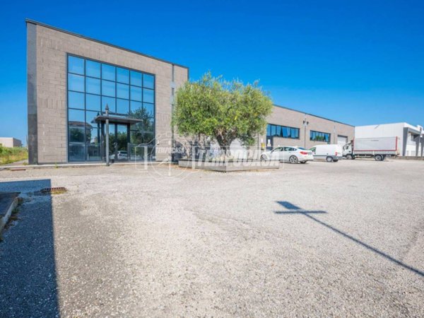 locale commerciale in vendita a Porto Sant'Elpidio