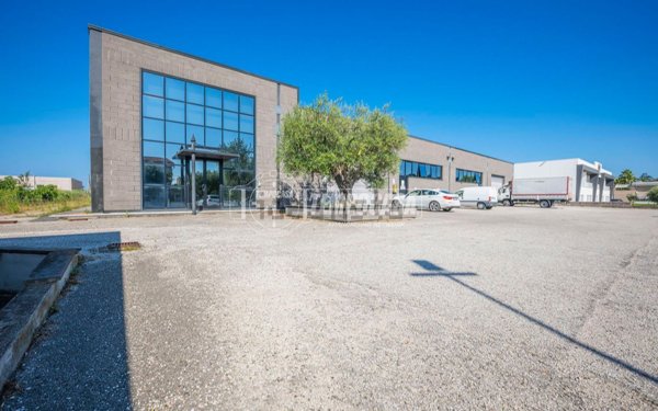 locale commerciale in vendita a Porto Sant'Elpidio