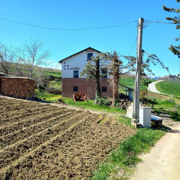 casa indipendente in vendita a Santa Vittoria in Matenano