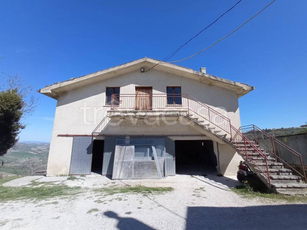 locale commerciale in vendita a Santa Vittoria in Matenano