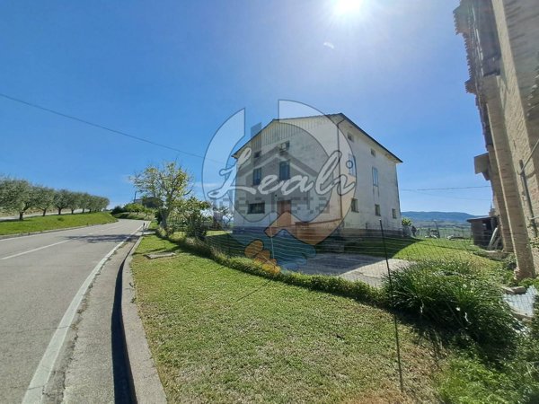 casa indipendente in vendita a Santa Vittoria in Matenano