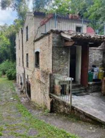 casa indipendente in vendita a Santa Vittoria in Matenano