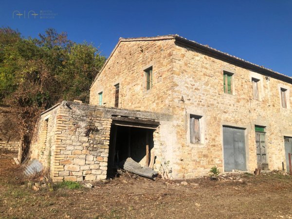 casa indipendente in vendita a Santa Vittoria in Matenano