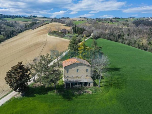 casa indipendente in vendita a Santa Vittoria in Matenano