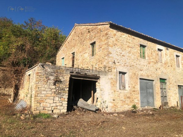 casale in vendita a Santa Vittoria in Matenano