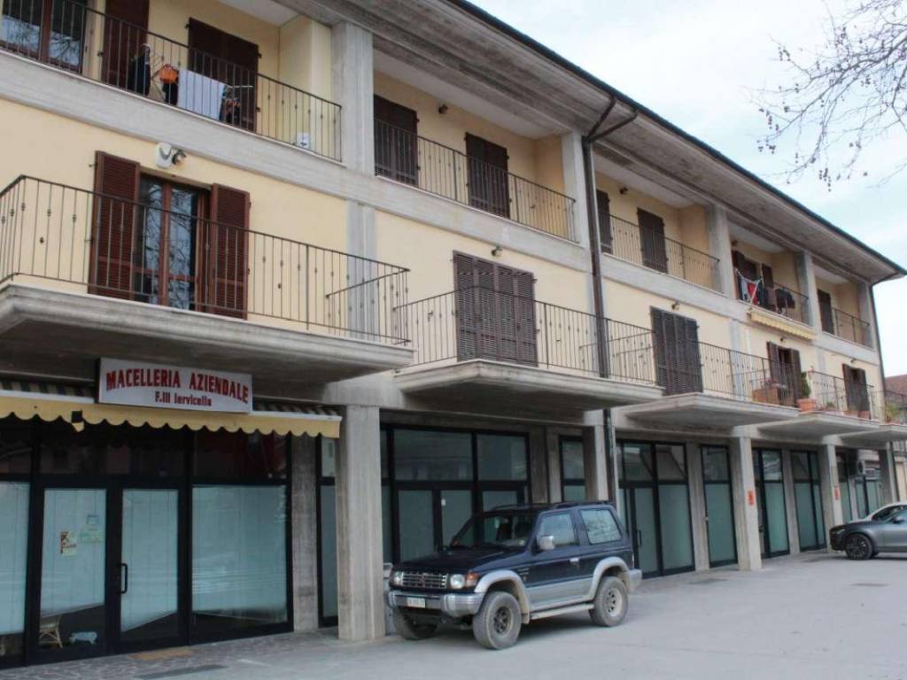 negozio in vendita a Santa Vittoria in Matenano in zona Ponte Maglio