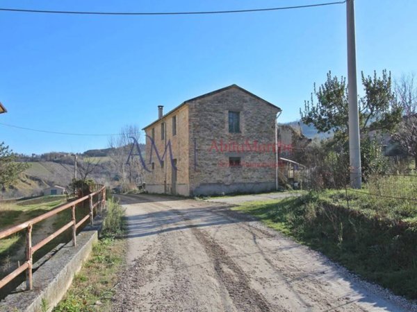casa indipendente in vendita a Santa Vittoria in Matenano