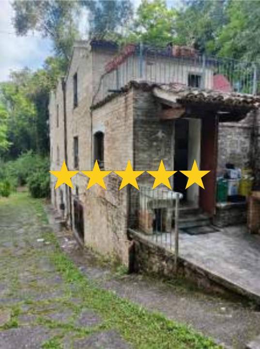 casa indipendente in vendita a Santa Vittoria in Matenano