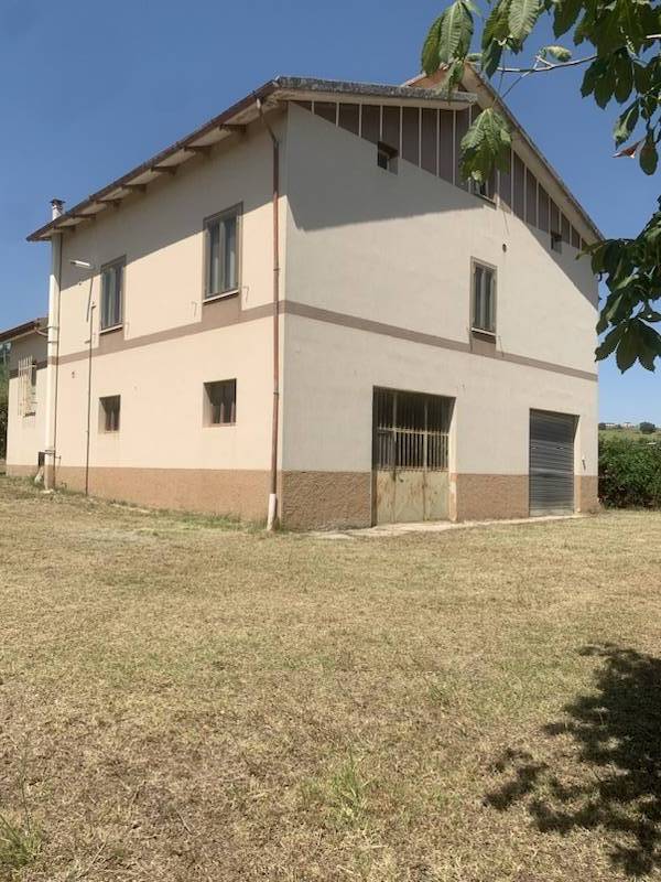 casa indipendente in vendita a Santa Vittoria in Matenano