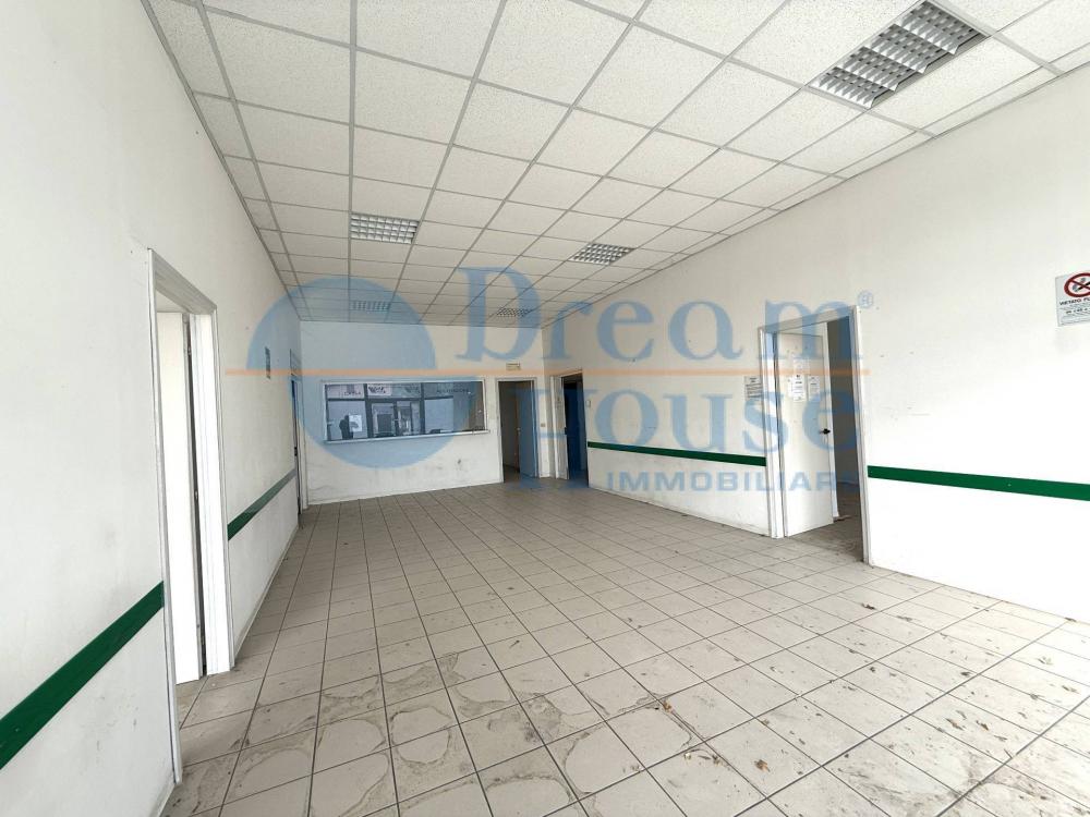 locale commerciale in vendita a Santa Vittoria in Matenano