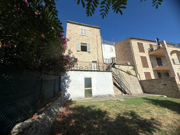 casa indipendente in vendita a Santa Vittoria in Matenano