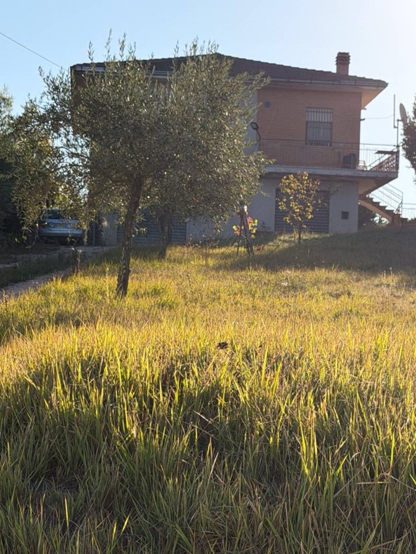 casa indipendente in vendita a Santa Vittoria in Matenano