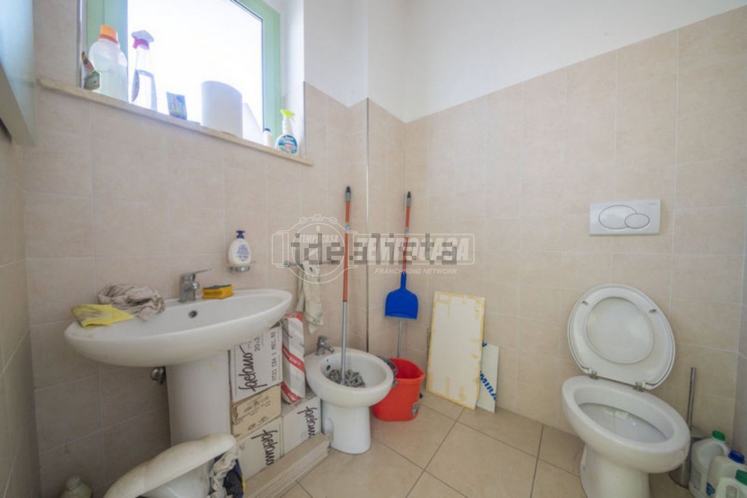 locale commerciale in vendita a Sant'Elpidio a Mare in zona Luce