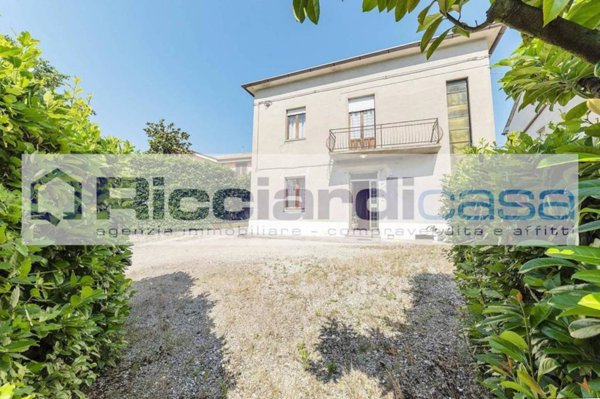 esavano in vendita a Sant'Elpidio a Mare