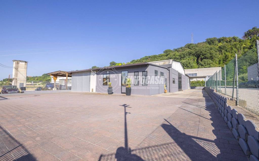 locale commerciale in vendita a Sant'Elpidio a Mare in zona Bivio Cascinare