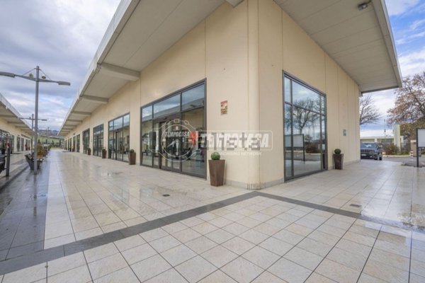 locale commerciale in vendita a Sant'Elpidio a Mare