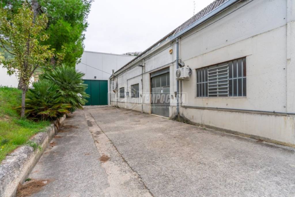 locale commerciale in vendita a Sant'Elpidio a Mare