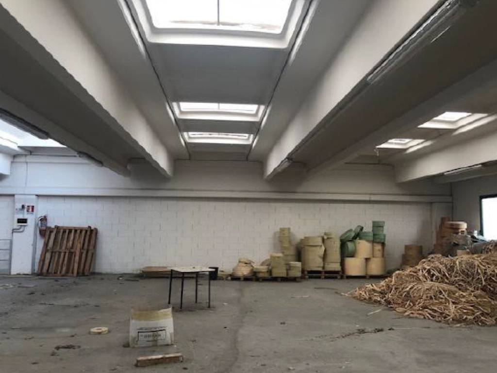 locale commerciale in vendita a Sant'Elpidio a Mare in zona Luce