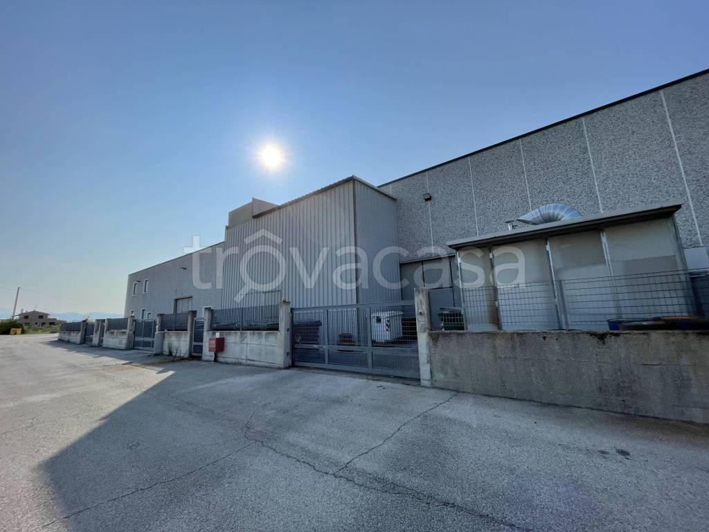 locale commerciale in vendita a Sant'Elpidio a Mare in zona Luce