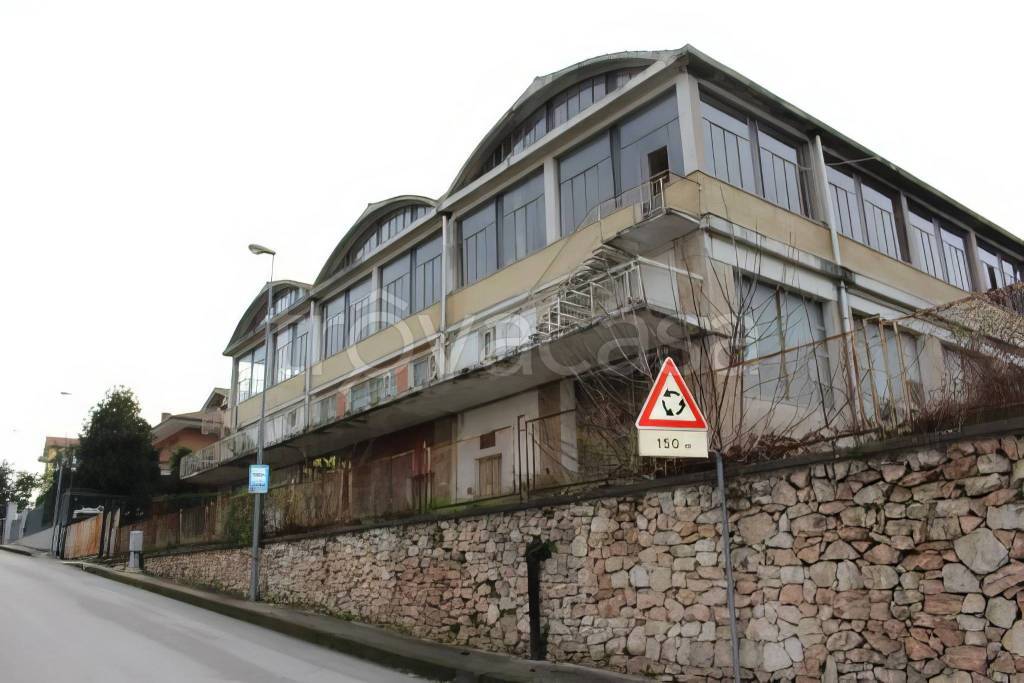 locale commerciale in vendita a Torre San Patrizio