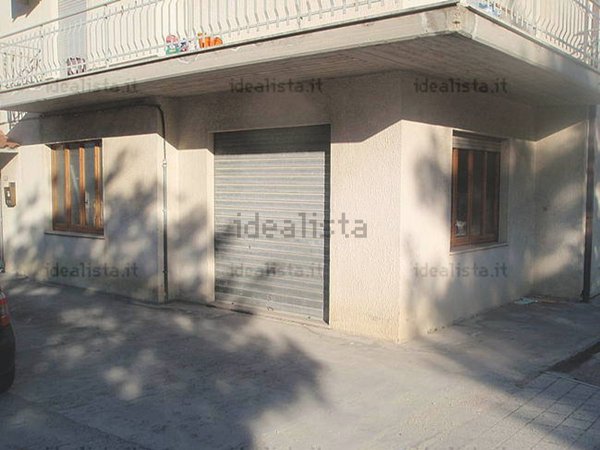 locale commerciale in vendita a Torre San Patrizio