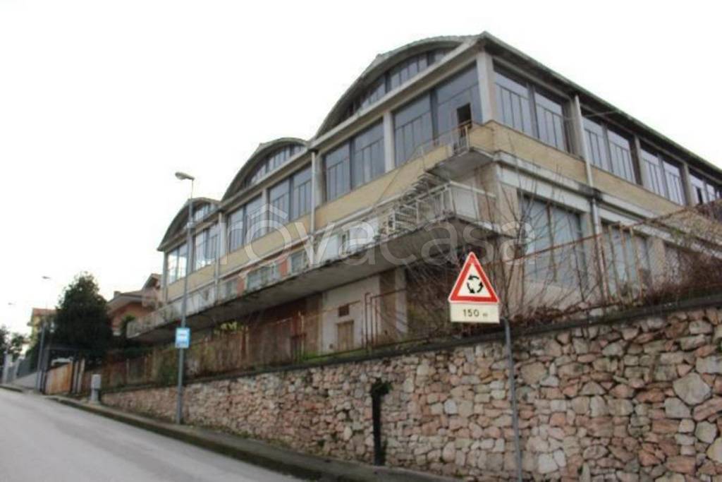 locale commerciale in vendita a Torre San Patrizio