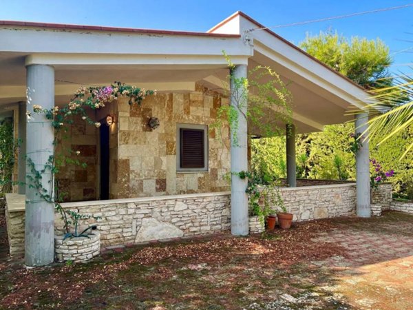 casa indipendente in vendita ad Andria in zona Castel del Monte