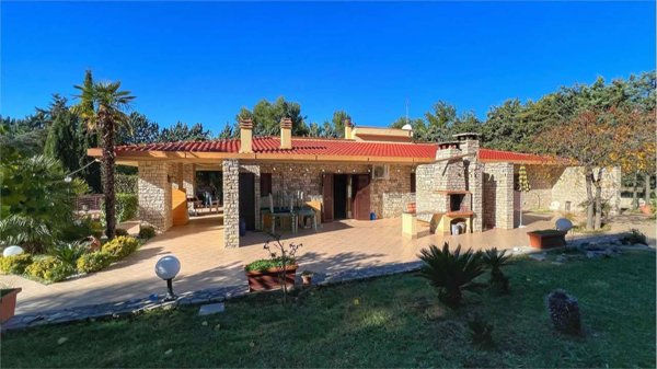 casa indipendente in vendita ad Andria in zona Castel del Monte