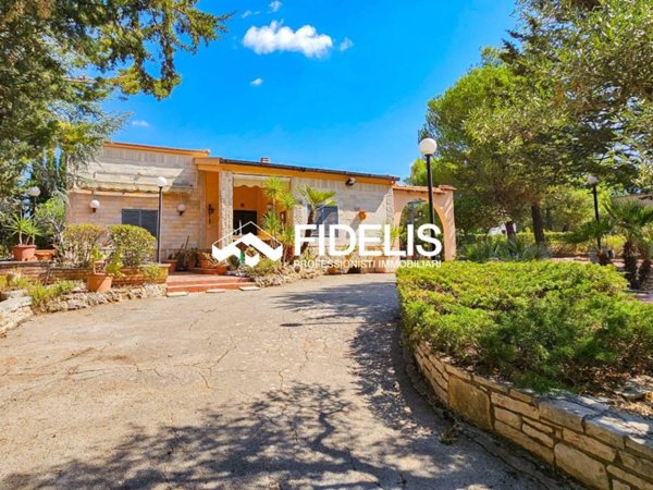 casa indipendente in vendita ad Andria in zona Castel del Monte