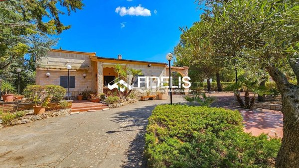 casa indipendente in vendita ad Andria in zona Castel del Monte