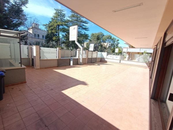 locale commerciale in vendita ad Andria