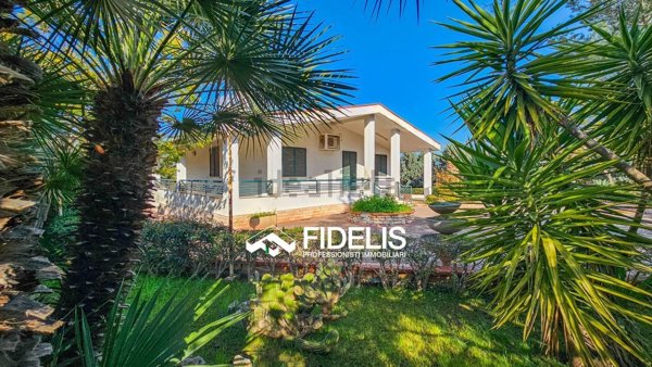 casa indipendente in vendita ad Andria in zona Castel del Monte