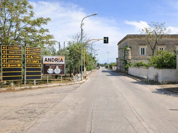 locale commerciale in vendita ad Andria