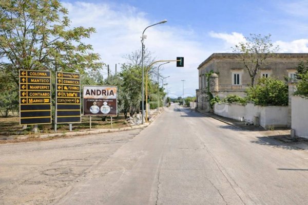 locale commerciale in vendita ad Andria