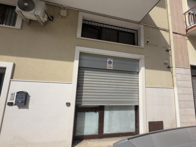 negozio in vendita ad Andria in zona Castel del Monte