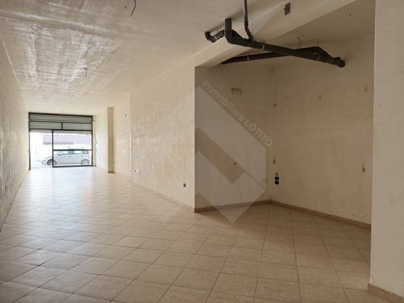 locale commerciale in vendita ad Andria
