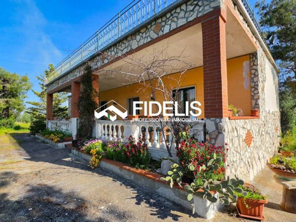 casa indipendente in vendita ad Andria in zona Castel del Monte