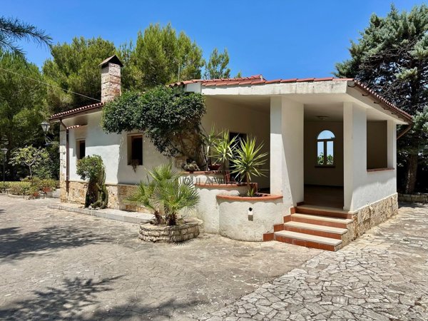 casa indipendente in vendita ad Andria in zona Castel del Monte