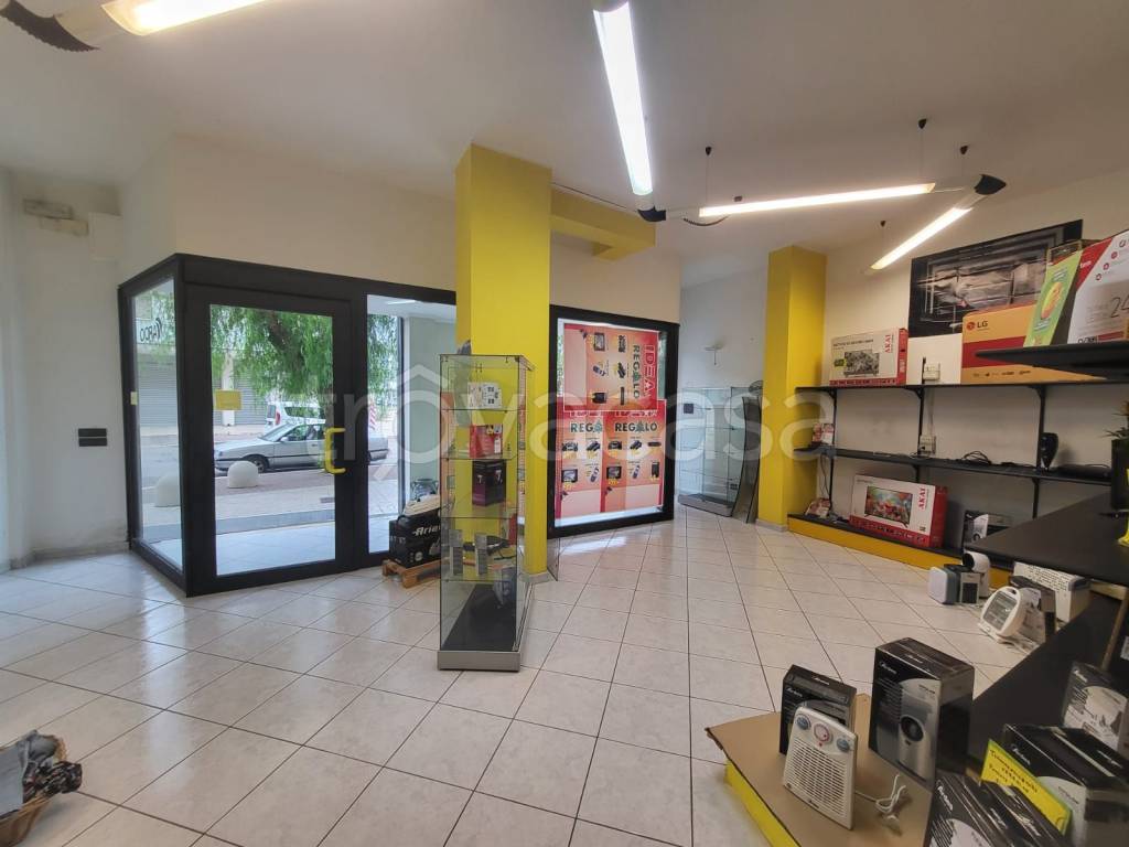 locale commerciale in vendita ad Andria