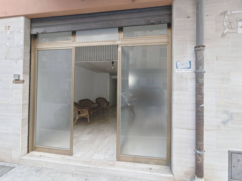 negozio in vendita a Barletta in zona Patalini