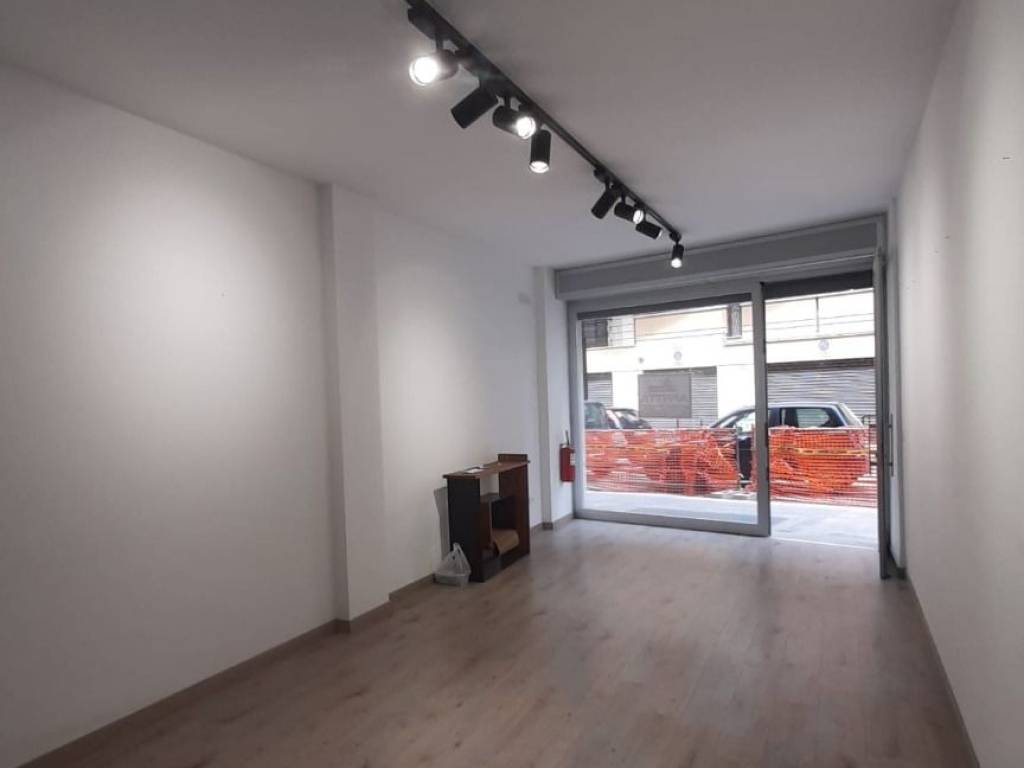 negozio in vendita a Barletta in zona Centro Città