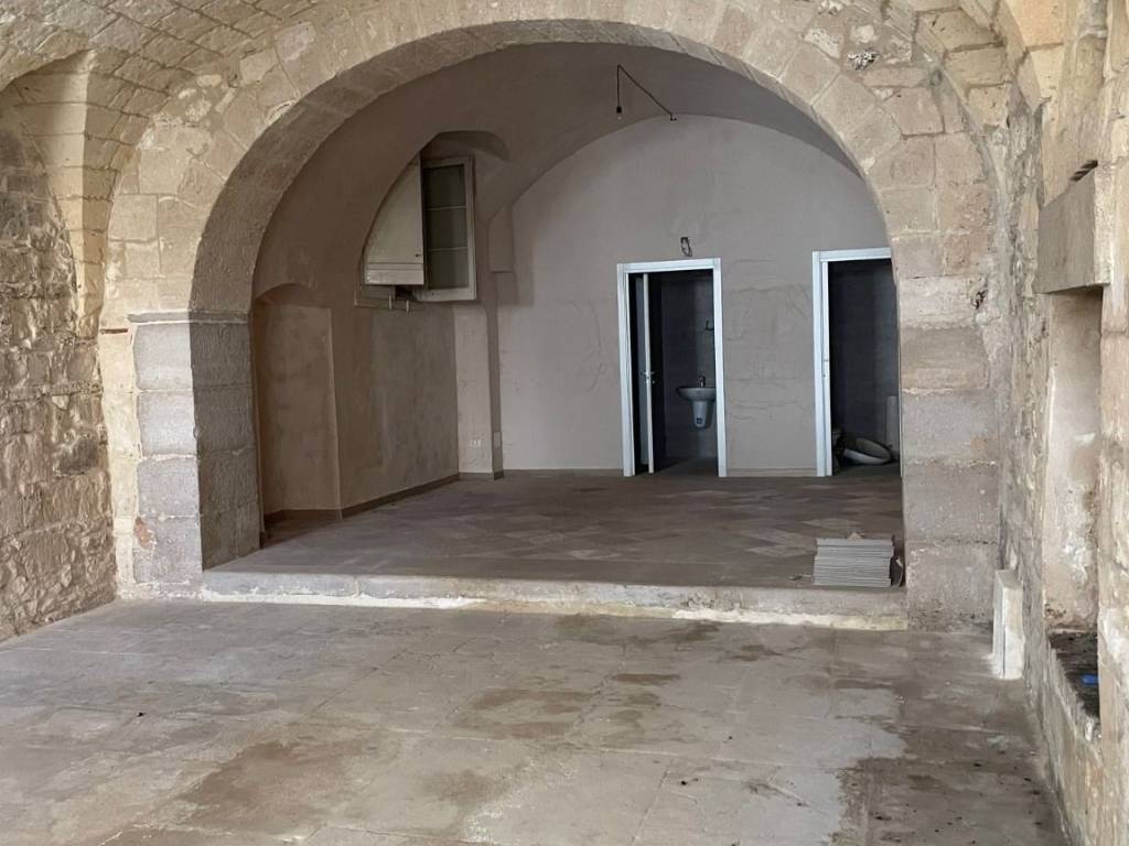 negozio in vendita a Barletta in zona Santa Maria