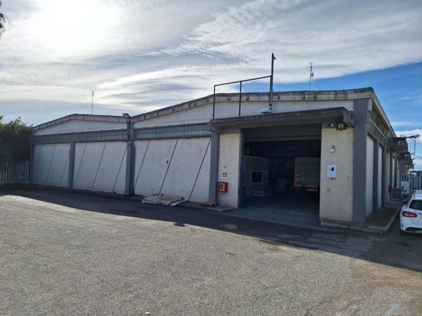 locale commerciale in vendita a Barletta in zona Fiumara