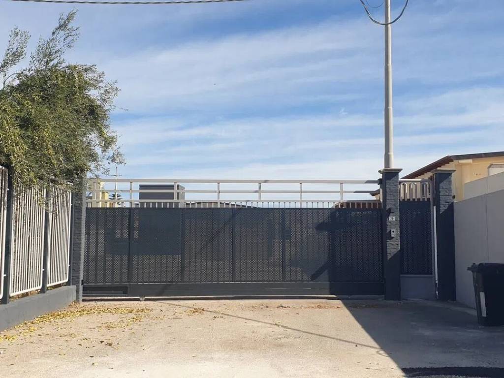 locale commerciale in vendita a Barletta in zona Montaltino