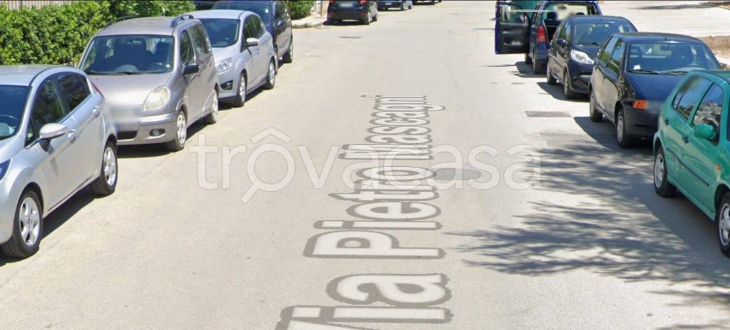 locale commerciale in vendita a Barletta in zona Borgovilla